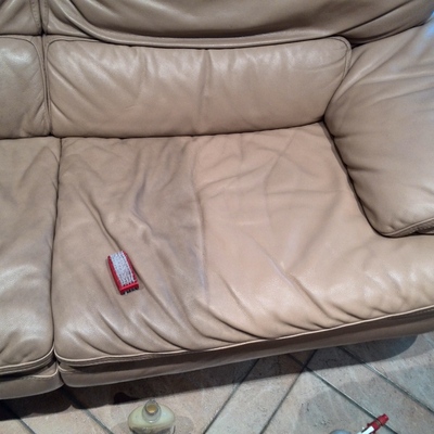 sofa piel parcialmente limpio