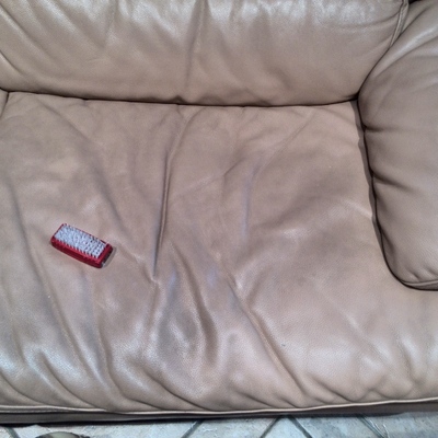 sofa de  piel sucio