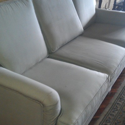 mismo sofa tres plazas ya limpio