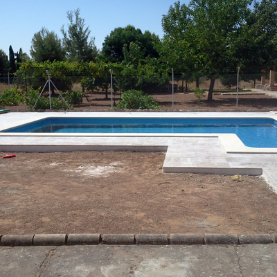 Solado alrededor de piscina de piedra natural