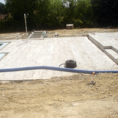 Solado de piscina con piedra valdepeñas