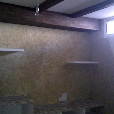 sotano decorado con imitaciones y texturas