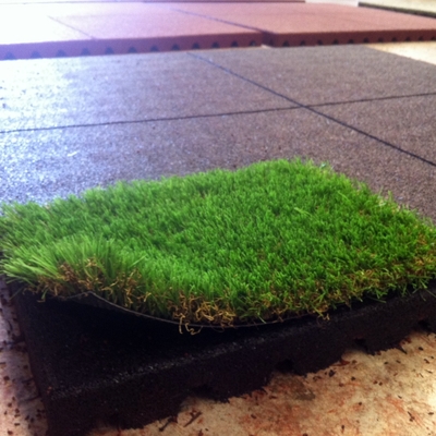 Suelo de caucho + cesped artificial