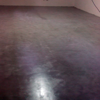 suelo de hormigon con microcemento despues