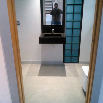 Suelo de segundo baño microcemento