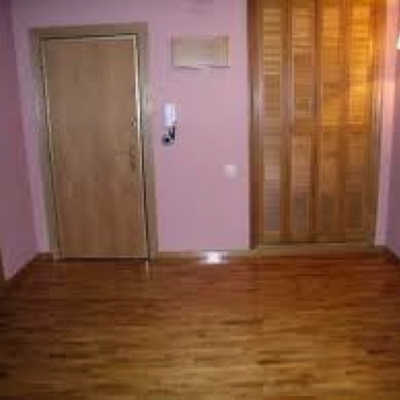 suelo de tarima armario y puertas de paso