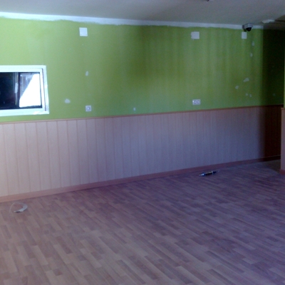 suelo laminado y friso