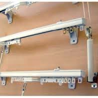 SUMINISTRO E INSTALACIÓN DE RIELES Y MECANISMOS DE CORTINA .