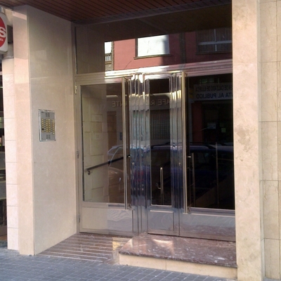 Suministro puerta doble en Comunidad de vecinos