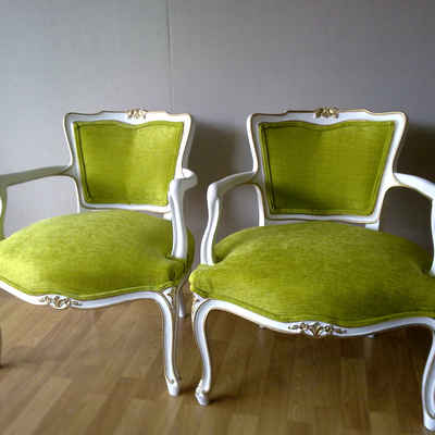 También restauración de dos butacas a juego.