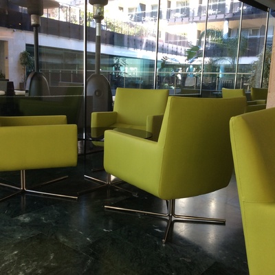 Tapizado de butacas en lobby de Hotel ****