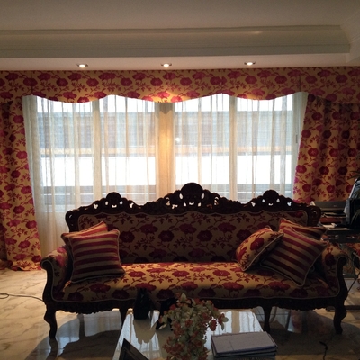 tapizado de sillón y cortinas