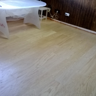 tarima de chapa natural de roble y friso madera nogal