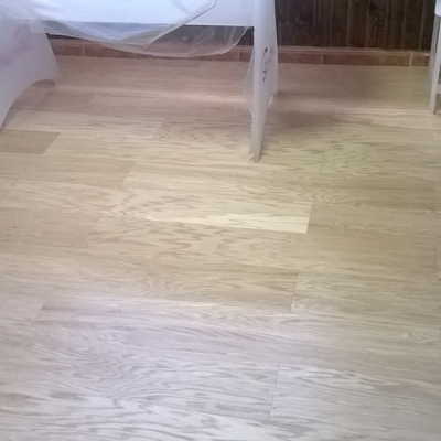 tarima de chapa natural de roble y friso madera nogal