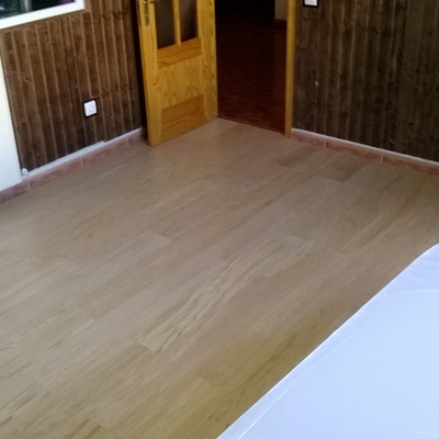 tarima de chapa natural de roble y friso madera nogal