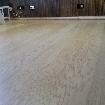 tarima de chapa natural de roble y friso madera nogal