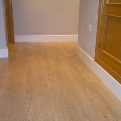 Tarima flotante ac5 rodapies blanco lacado 15cm de altura