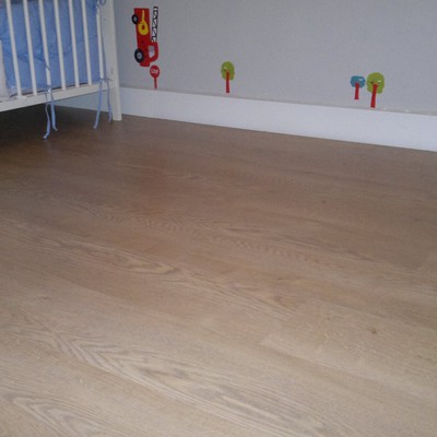 Tarima flotante ac5 rodapies blanco lacado 15cm de altura