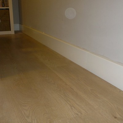 Tarima flotante ac5 rodapies blanco lacado 15cm de altura