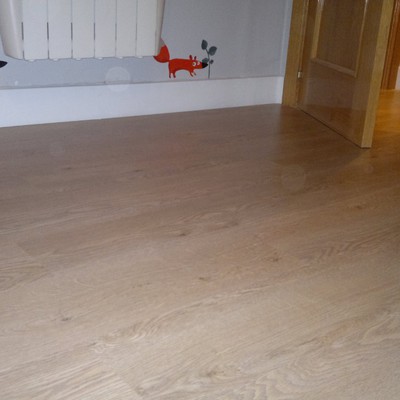 Tarima flotante ac5 rodapies blanco lacado 15cm de altura