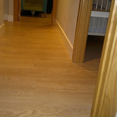 Tarima flotante ac5 rodapies blanco lacado 15cm de altura