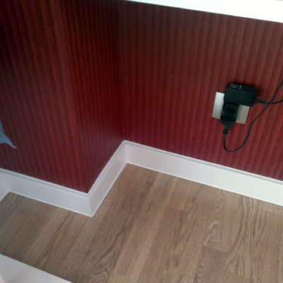 tarima laminada y rodapie lacado 