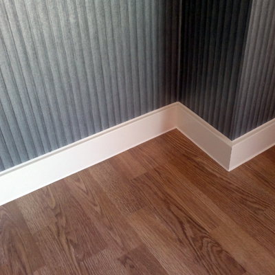 tarima laminada y rodapie lacado 