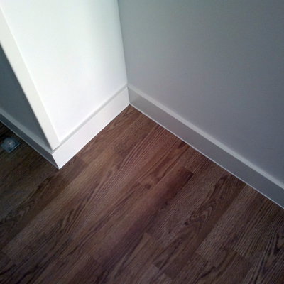 tarima laminada y rodapie lacado 