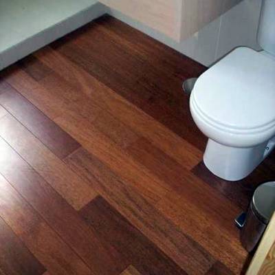 Tarima maciza Merbau en baños.
