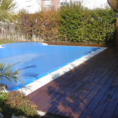 Tarima tropical en piscina