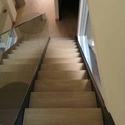 PARQUECITE - REVESTIMIENTO DE ESCALERAS CON TARIMA LAMINADA