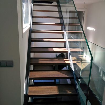 PARQUECITE - REVESTIMIENTO DE ESCALERAS CON TARIMA LAMINADA
