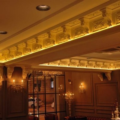 Techo con molduras y cartelas