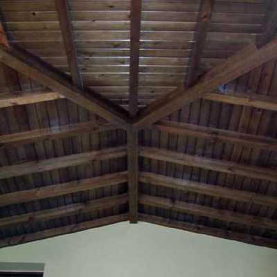 Techo de vivienda en madera
