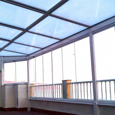 Techo movil con cortinas de cristal 