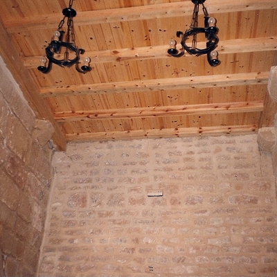 Techo realizadao de madera con viguetas y jacenas de madera