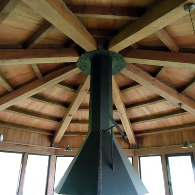 TECHOS DE ROBLE FRANCES CON CHIMENEA COLGANDO