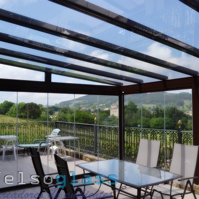 Techo Fijo de Cristal y Cortinas Móviles