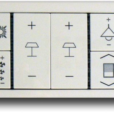 Teclado de control junto al cheslonge en el salón de un apartamento vacacional