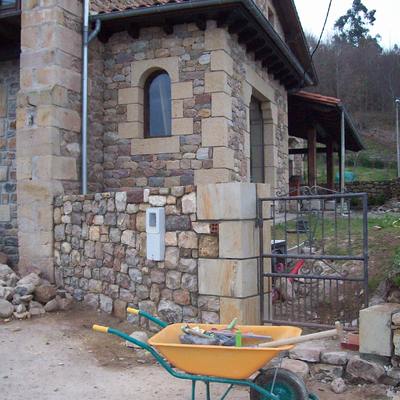FACHADA Y MURO EN PIEDRA