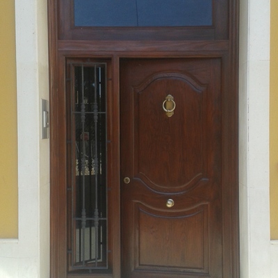 TERMINADO DE PUERTA TOTALMENTE BARNIZADA