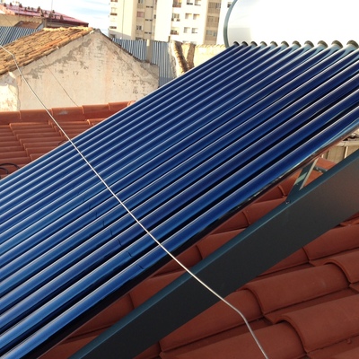 Instalación termosifón con tubos de vacío para ACS vivienda