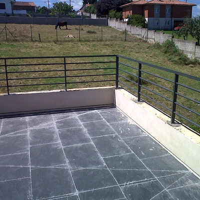 terraza con barandillas de acero,obra nueva