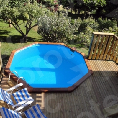 Terraza de madera con piscina