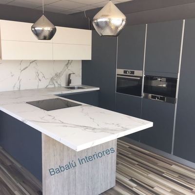 Cocina en tacto seda en grafito y blanco