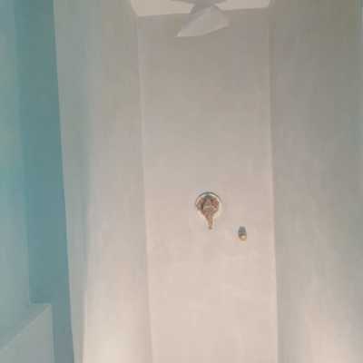 Revestimiento paredes de ducha en microcemento.restauración de masia