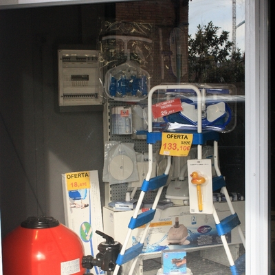 Todo para su piscina, accesorios, productos de limpieza...