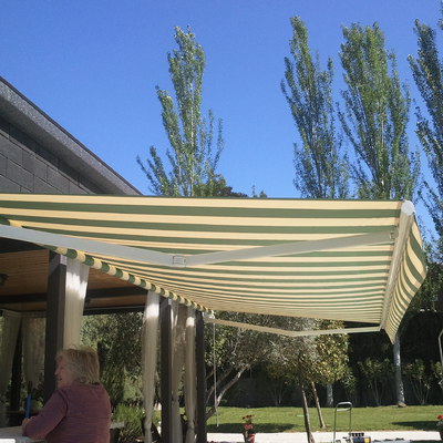 Toldo articulado en jardín