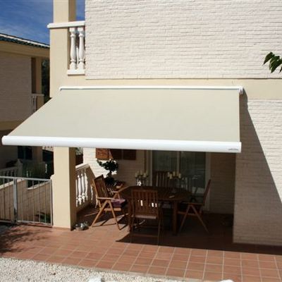 Toldo con brazo invisible y cofre