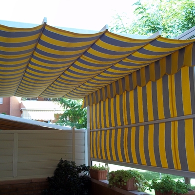 Toldo corredero con cortaviento